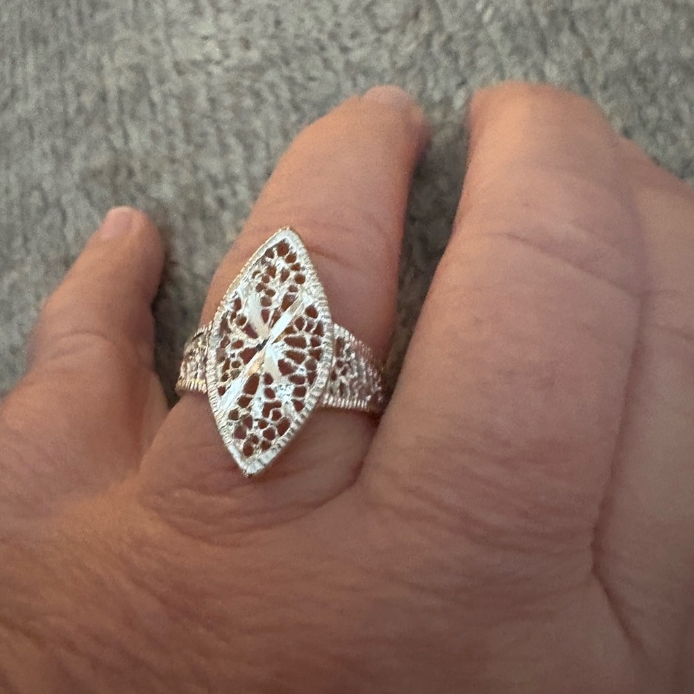 EUC stamped .925 silver filagree ring sits almost at a 9 in size